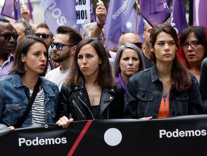 Desde la izquierda, las militantes de Podemos Irene Montero, Ione Belarra e Isa Serra se manifiestan el domingo en Madrid en favor del derecho a la vivienda.