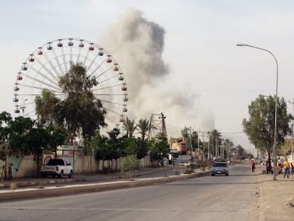 Un columna de humo se levanta en un barrio de Ramadi, en el este de Irak, tras un bombardeo de la coalici&oacute;n.