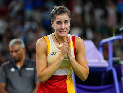 Carolina Marin después de su lesión en el partido contra Bing Jiao He de China durante la semifinal femenina individual del bádminton, el 4 de agosto.