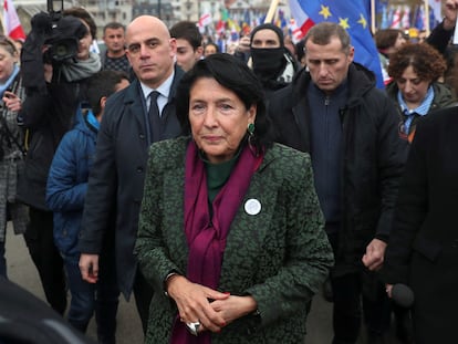 La presidenta de Georgia, Salome Zourabichvili, durante una manifestación en apoyo a la adhesión del país a la Unión Europea, en Tiflis, el pasado diciembre.