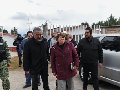 La gobernadora Delfina Gómez, junto a Horacio Duarte, secretario general de Gobierno, y Andrés Andrade, secretario de Seguridad estatal, en Texcaltitlán, el pasado 11 de diciembre.