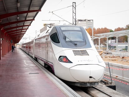 Un tren de alta velocidad en la estación de Madrid-Chamartín-Clara Campoamor.