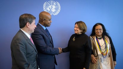 Los ministros Juan Fernando Cristo y Luis Gilberto Murillo saludan a la secretaria general adjunta de las Naciones Unidas antes del encuentro en Nueva York, este martes.