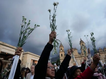 Colombianos conmemoran a los exguerrilleros y líderes sociales asesinados desde la firma en 2016 de un acuerdo de paz entre las FARC y el Gobierno, en Bogotá, en febrero de 2024.