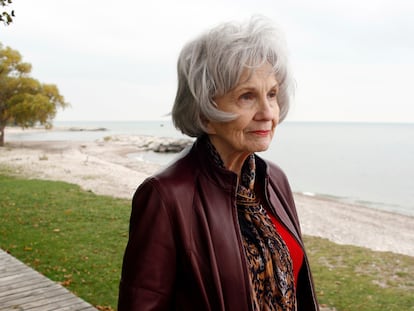 Alice Munro, retratada en 2006 en el lago Huron en Ontario (Canadá).