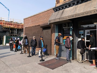 Personas hacen fila afuera de un comedor comunitario en Nueva York, en junio de 2023.