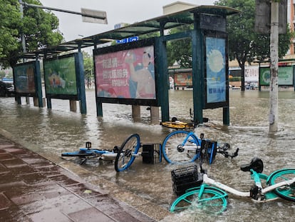 Varias bicicletas en el suelo tras el paso del tifón Haikui en Fuzhou.