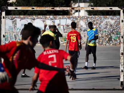 Un grupo de chavales juega al fútbol en Rocafonda, el barrio de Lamine Yamal.