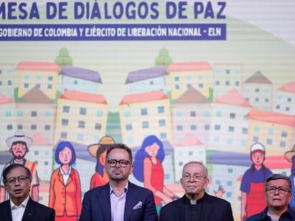 Gustavo Petro, Carlos Ruiz Massieu, monseñor Héctor Henao, y el líder del Ejército de Liberación Nacional, Israel Ramírez, alias 'Pablo Beltrán', asisten a una ceremonia para iniciar formalmente un alto el fuego, en Bogotá, Colombia, el 3 de agosto de 2023.