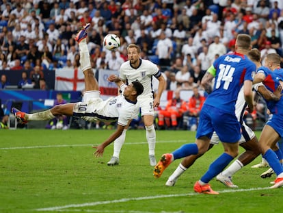 Jude Bellingham anota frente a Eslovaquia en los octavos de final de la Eurocopa.