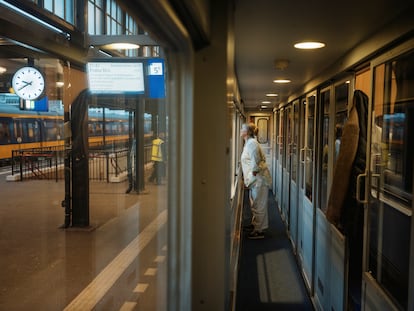 Nicole Decourriere observa la estación de Ámsterdam desde el tren, durante una parada en su viaje entre Bruselas y Praga.