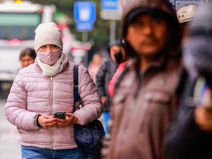 Una mujer camina por la ciudad de Querétaro en medio del avance de una masa de aire polar, en una fotografía de archivo.