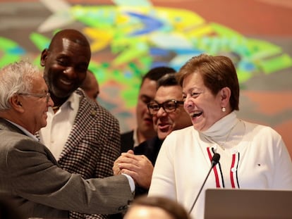 El ministro de Hacienda, Ricardo Bonilla, y la ministra del Trabajo, Gloria Inés Ramírez, se congratulan en la Cámara de Representantes, este viernes.