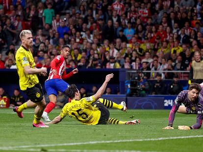 Samu Lino anota frente al Dortmund en la ida de los cuartos de final de la Champions League.