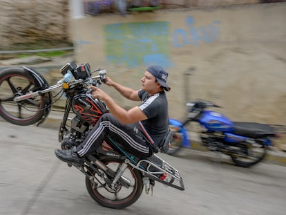 Luis Jesús Franco práctica ‘motopiruetas’ un deporte nacional decretado por el presidente Maduro en callejones de El Valle, en Caracas (Venezuela). En junio 2024.