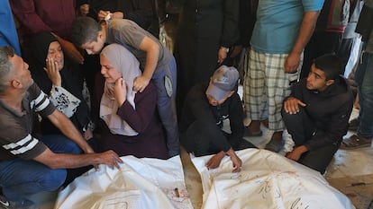 Familiares de palestinos que han perdido la vida tras un ataque israelí lloran después de que sus cuerpos fueran llevados al Hospital Nasser para su funeral en Jan Yunis (Gaza), este 20 de octubre de 2024.