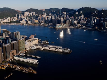 Vista general de los rascacielos de Hong Kong, en julio de 2021.