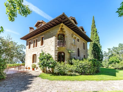 La casa pertenece a una finca de ocho hectáreas en el valle del Tiétar.