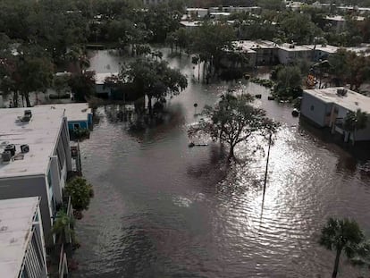 Un complejo de apartamentos inundado tras las lluvias del huracán 'Milton', este jueves en Clearwater, Florida.