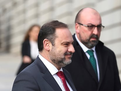 Desde la izquierda, el entonces ministro José Luis Ábalos y su asesor Koldo García, a su llegada al Congreso en 2019.