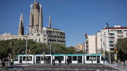 Un tranvia  en el cruce de la Calle Marina en el nuevo tramo de la Avenida Diagonal entre Glories y Verdaguer.