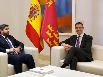 El presidente de la Región de Murcia, Fernando López Miras, y el presidente del Gobierno, Pedro Sánchez, este viernes, durante su reinión en La Moncloa.