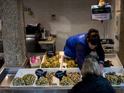 Venta de bivalvos en la plaza de Abastos de Santiago de Compostela, en los días previos a las comidas y cenas de la campaña de navidad.