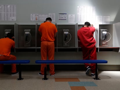 Detenidos hablan por teléfono en un Centro de Procesamiento de ICE en Adelanto, California, el 28 de agosto de 2019.