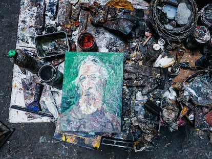 Autorretrato de Juan Luis Goenaga sobre un maremágnum de colores en el caserío Aitzeterdi, en Alkiza (Gipuzkoa).