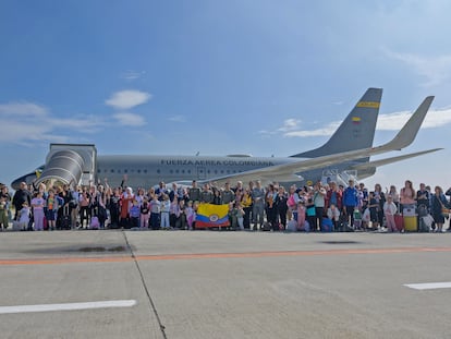 Los 117 colombianos repatriados desde Líbano este jueves, en Bogotá (Colombia).