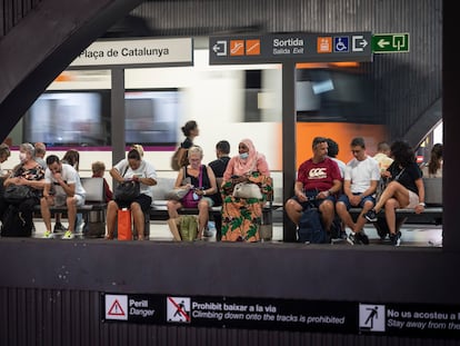 Usuarios del transporte público de Barcelona, en la estación de metro de Plaza Cataluña.