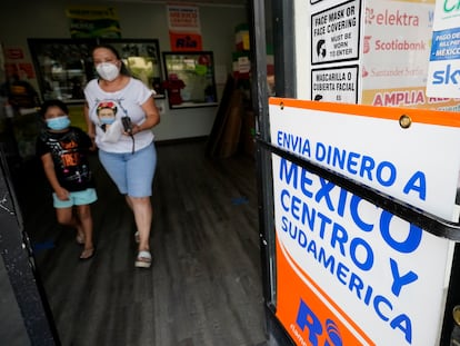 Una mujer sale de una tienda donde se envían remesas, en San Diego (California), en 2020.