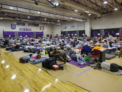 Familias se refugian en el gimnasio de una escuela en River Ridge antes de la llegada del huracán 'Milton' en New Port Richey, Florida, el 9 de octubre de 2024.