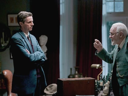 Matthew Goode y Anthony Hopkins en 'La última sesión de Freud'.