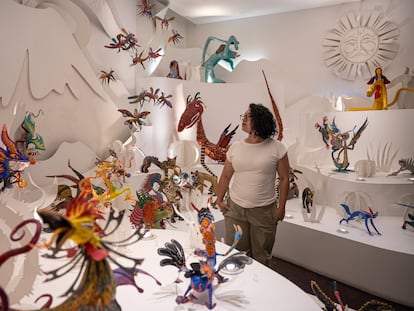 Selene Cruz observa alebrijes en el Museo de Arte Popular, el 8 de octubre en Ciudad de México.