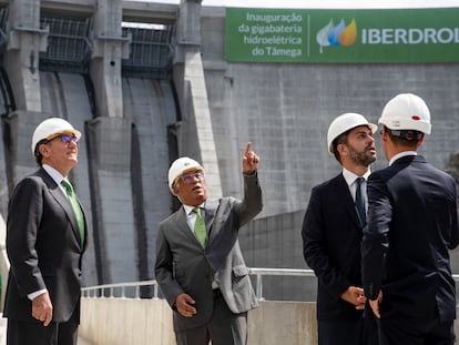 El presidente de Iberdrola, Ignacio Sánchez Galán; el primer ministro portugués, António Costa; el ministro de Medio Ambiente y Acción Climática, Duarte Cordeiro, y el secretario de Estado De Energía, João Galamba.