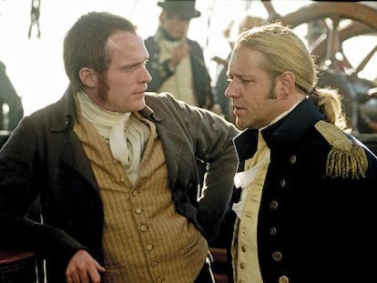 Paul Bettany (izquierda), interpretando al independentista catalán, algo torpe, y siempre ansioso de conocimiento y acumulación de objetos aún no identificados Dr. Stepehen Maturin en 'Master and Commander', filme basado en las obras Aubrey-Maturin, de Patrick O’Brian