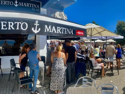 Vista de la terraza de Puerto Martina Baar, en la playa de Mera, en Oleiros (A Coruña). Imagen extraída de la cuenta de Facebook del establecimiento.