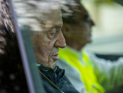 El rey emérito Juan Carlos I a su salida del aeropuerto de Vigo, este lunes.