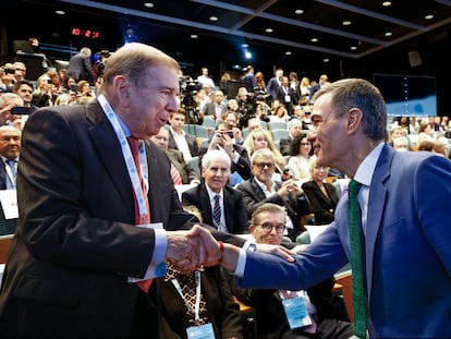 Saludo entre Pedro Sánchez y Edmundo González, este lunes durante el World in Progress Barcelona.