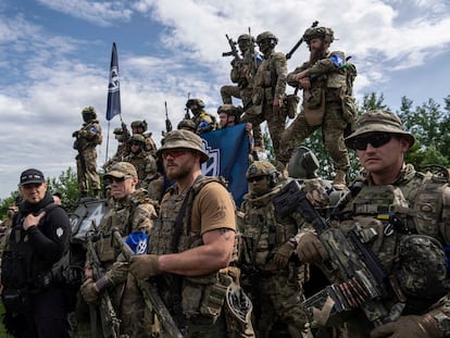 Miembros del Cuerpo de Voluntarios Rusos, cerca de la frontera con Rusia, el miércoles.