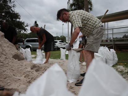 Los ciudadanos de St. Petersburg, Florida, se preparan para la llegada del huracán 'Milton'