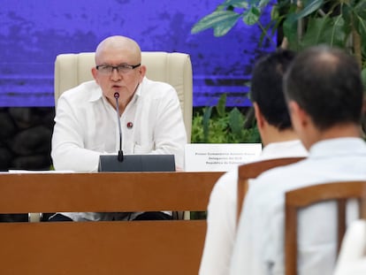 Antonio García, comandante del ELN, participa en una ronda de conversaciones de paz en La Habana (Cuba), en una fotografía de archivo.