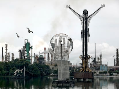 Una refinería del Grupo Ecopetrol, que extrae petróleo y gas natural, en Barrancabermeja, Colombia.