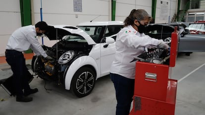 Trabajadores ensamblan un auto eléctrico en una planta automotriz en la ciudad de Puebla, en marzo de 2022.