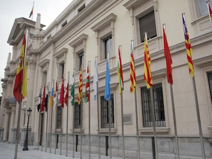 Banderas de las comunidades autónomas en el Senado.