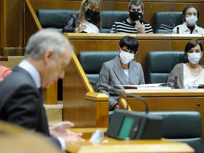 El lehendakari, Íñigo Urukku en primer plano y la portavoz del grupo de la izquierda abertzale, Maddalen Iriarte, al fondo en un pleno del Parlamento vasco.