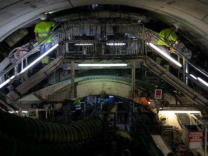 Dos operarios supervisan, el pasado martes, la colocación de dovelas del futuro túnel de la L9 del metro de Barcelona, dentro de la tuneladora que trabaja a 43 metros bajo tierra.