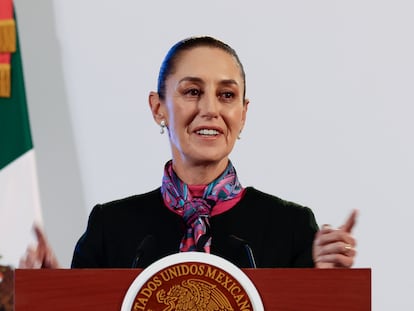 Claudia Sheinbaum habla durante la conferencia matutina de este viernes, en el Palacio Nacional de Ciudad de México.