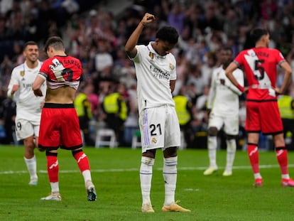 Rodrygo celebra su gol con el puño en alto contra el racismo.